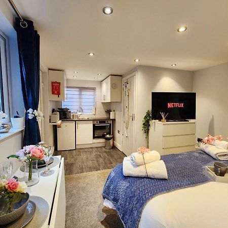 Studio Apartment The Den Colnbrook Exteriör bild