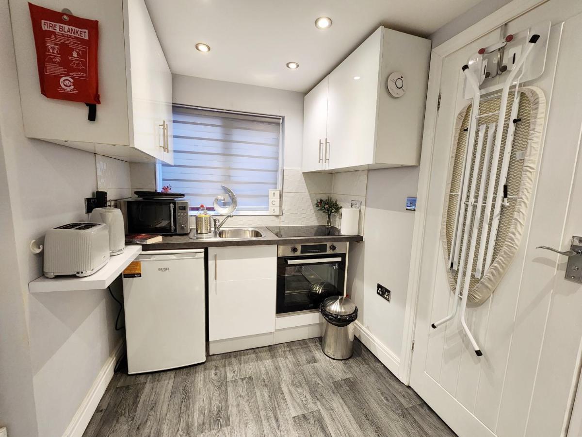 Studio Apartment The Den Colnbrook Exteriör bild